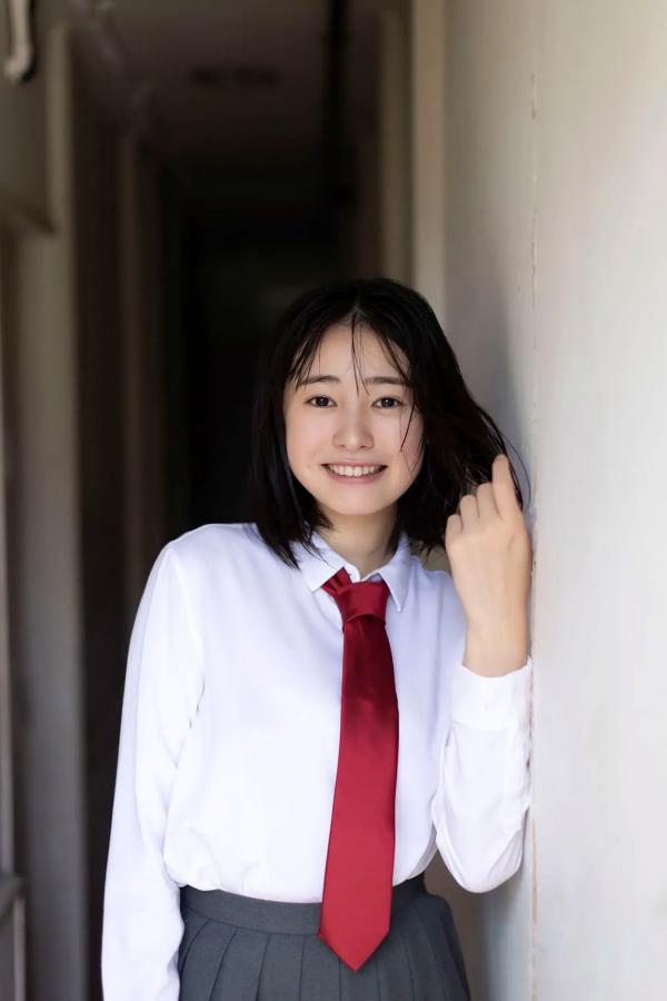    白濱美兎 - 稍显成熟的微熟性感 日系清纯校服与吊带写真第5张图片