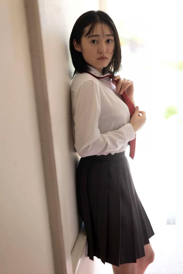    白濱美兎 - 稍显成熟的微熟性感 日系清纯校服与吊带写真第24张图片
