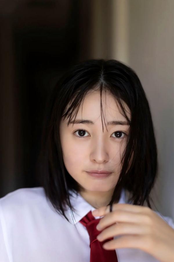    白濱美兎 - 稍显成熟的微熟性感 日系清纯校服与吊带写真第25张图片