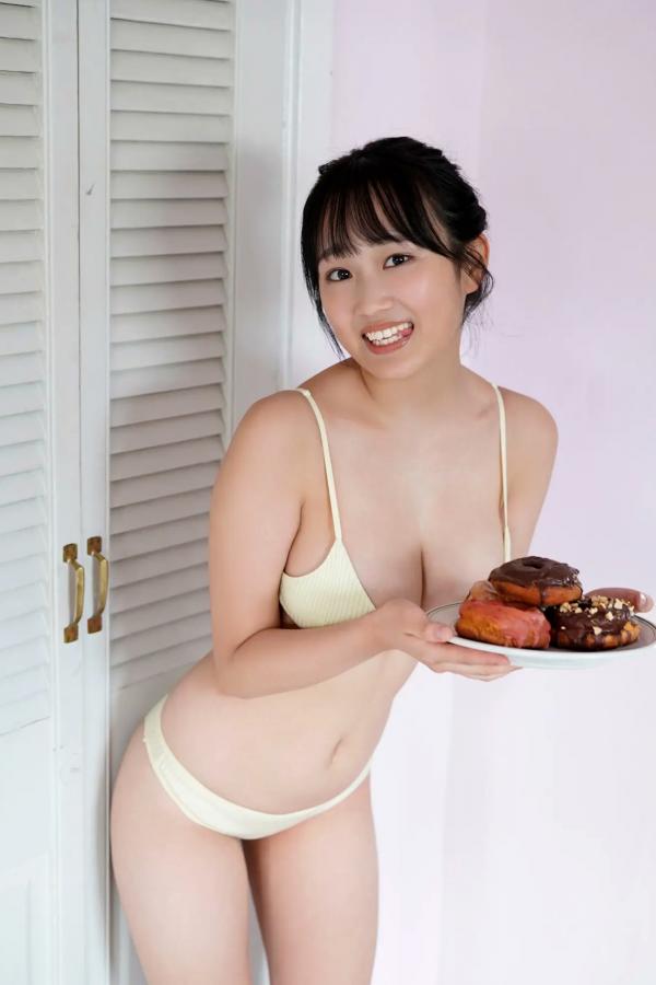    奥村梨穂《神身材被发现》清纯甜美与红色比基尼家居私房写真第11张图片