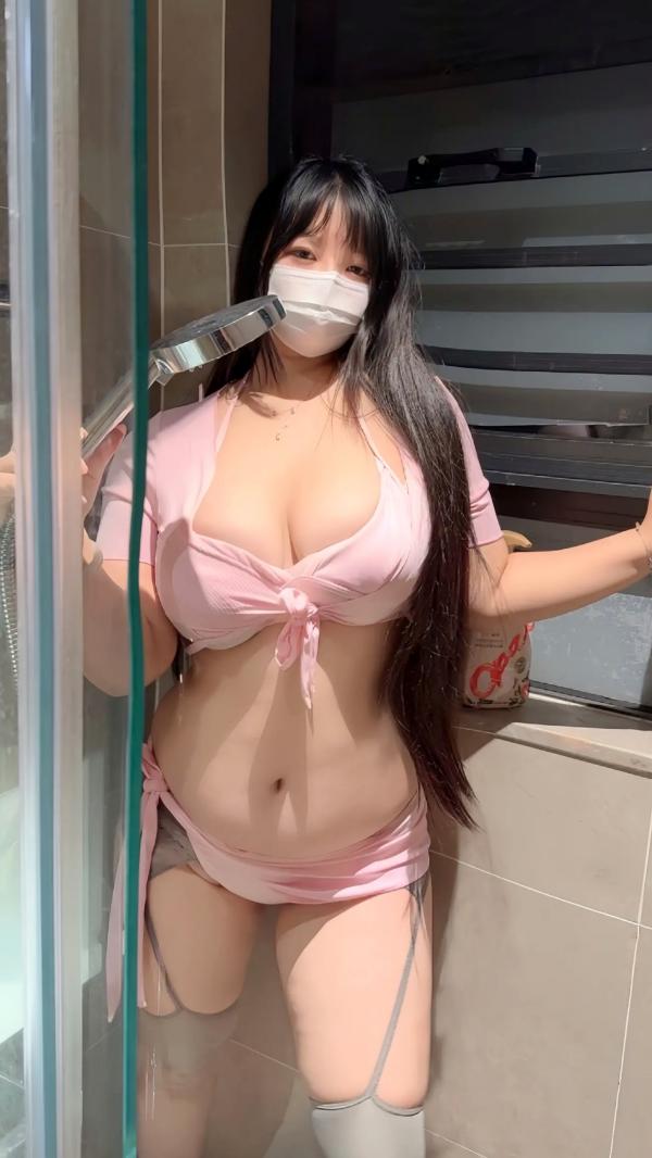    智惠姐姐 - 粉嫩蜜桃臀的魅力 浴室私房粉色比基尼性感肉感写真第10张图片