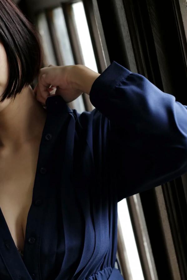    高宮まり x 岡田紗佳 - 牌 x 牌 Ⅱ：性感内衣与黑丝皮衣诱惑写真第5张图片