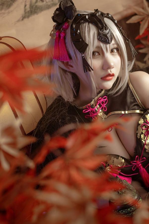    是一只熊仔吗-贞德-Jeanne-d-Arc-Alter黑贞德国风旗袍性感COS写真第20张图片