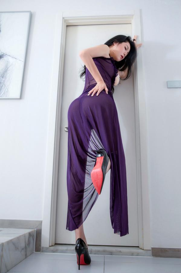   XR-Uncensored 刘璟希 紫色透视长裙 浴室高开叉私房性感美腿写真第4张图片
