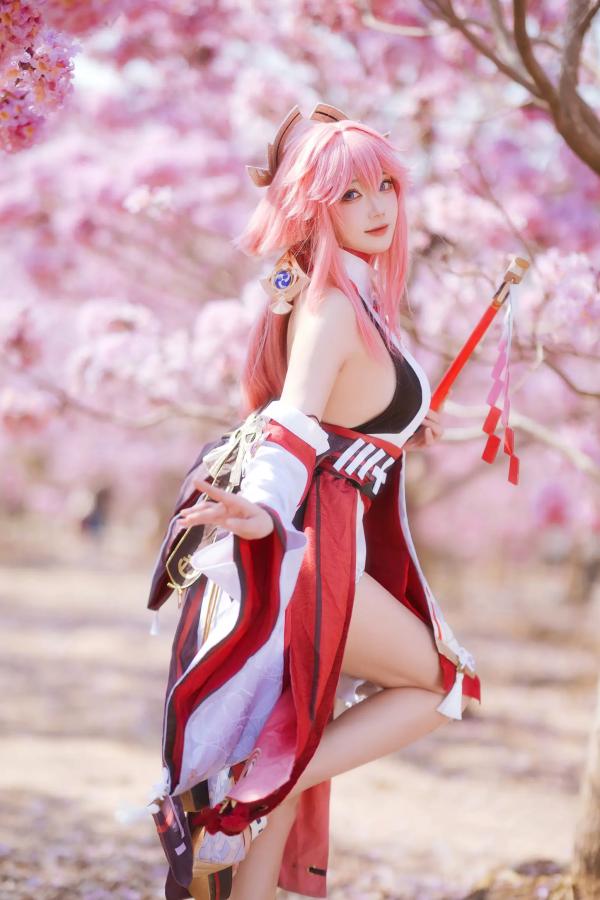   Coser瓜希酱福利 - 原神八重神子樱花树下唯美户外写真 绝美女神角色扮演第2张图片