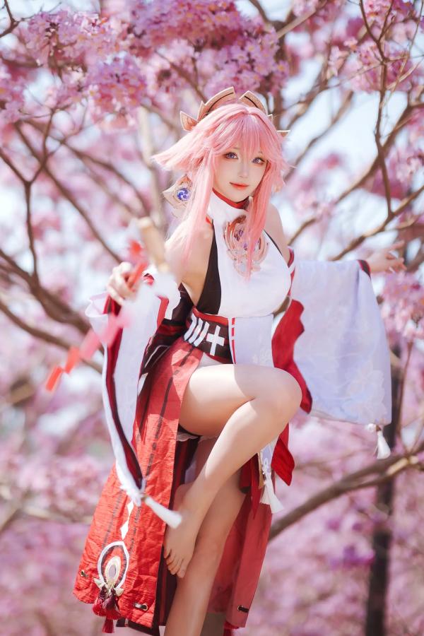   Coser瓜希酱福利 - 原神八重神子樱花树下唯美户外写真 绝美女神角色扮演第4张图片