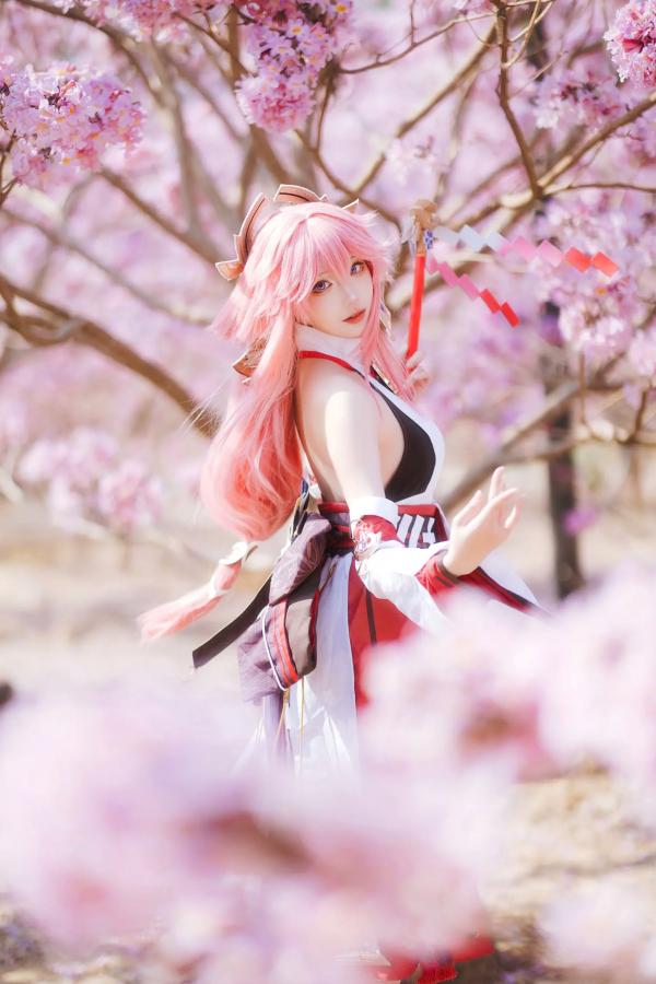  Coser瓜希酱福利 - 原神八重神子樱花树下唯美户外写真 绝美女神角色扮演第6张图片