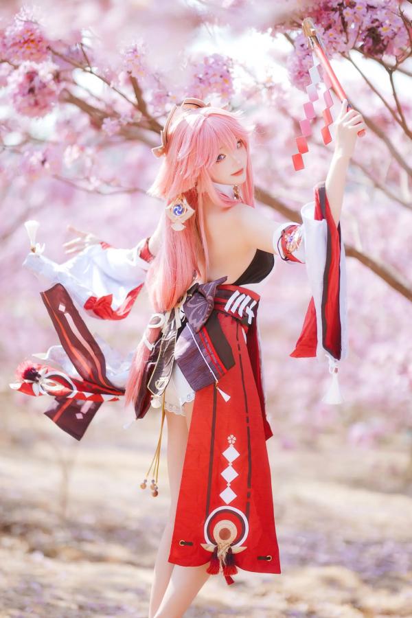   Coser瓜希酱福利 - 原神八重神子樱花树下唯美户外写真 绝美女神角色扮演第7张图片