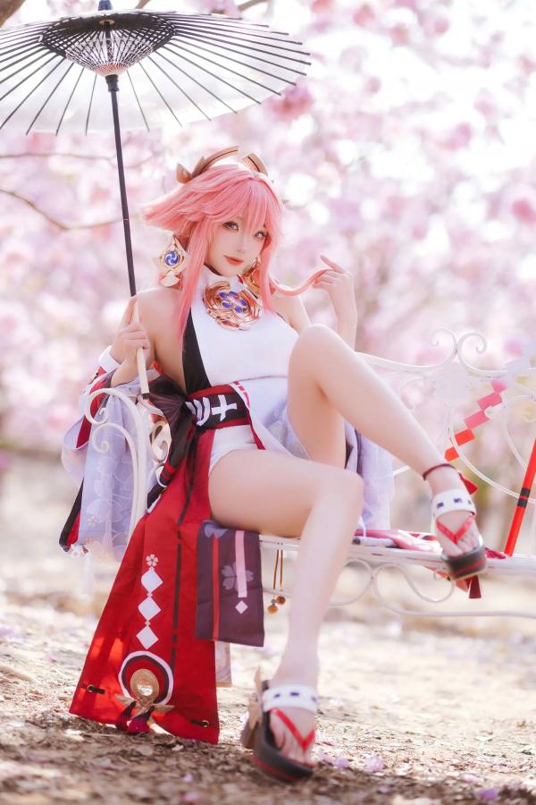   Coser瓜希酱福利 - 原神八重神子樱花树下唯美户外写真 绝美女神角色扮演第11张图片