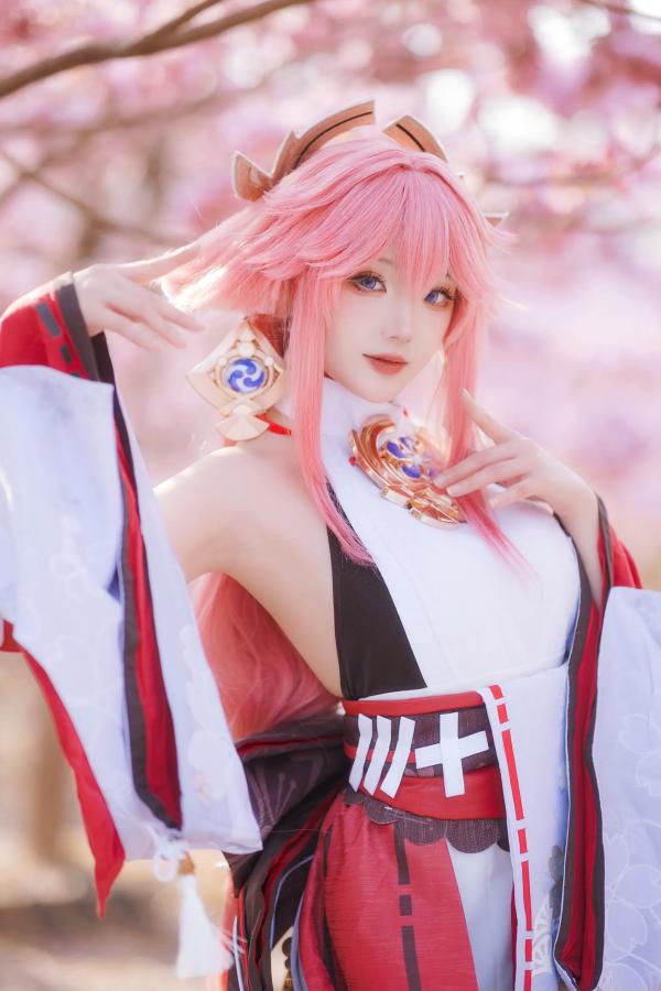   Coser瓜希酱福利 - 原神八重神子樱花树下唯美户外写真 绝美女神角色扮演第19张图片