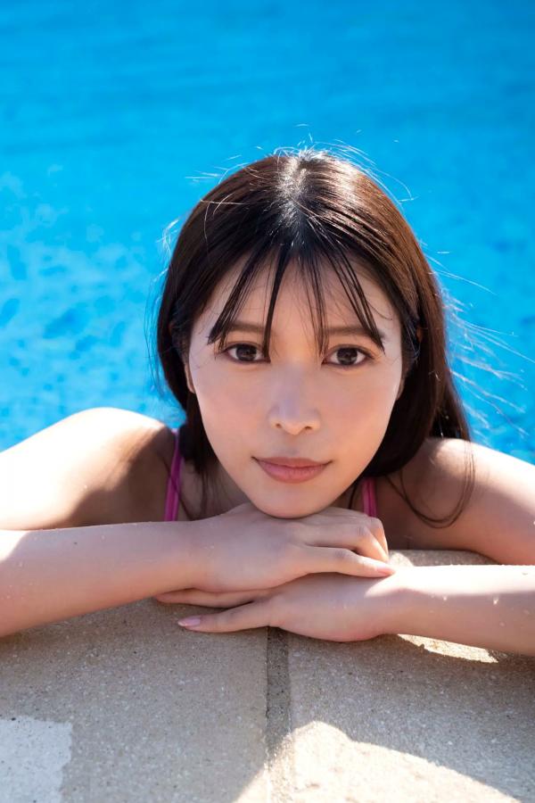   七瀬なな《刺激的に照らされて》阳光泳池比基尼户外海滩性感写真 [63P]第17张图片