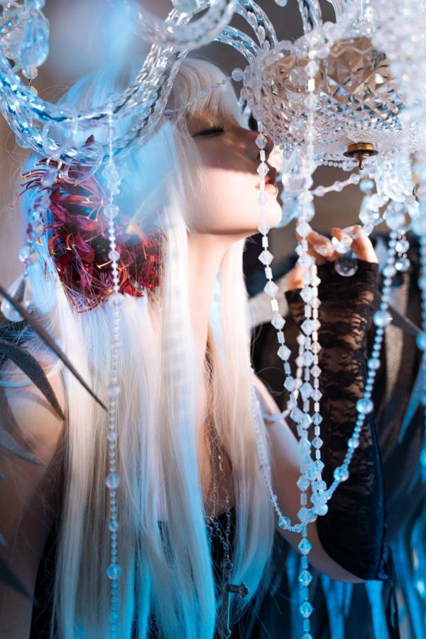   蠢沫沫-黑天鹅 暗黑哥特风羽翼电吉他魅惑角色扮演写真第5张图片