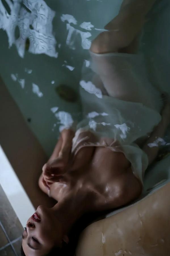   《フミカ - フミカのミワク vol.2》日本女神性感蕾丝透视与浴室湿身诱惑写真第50张图片