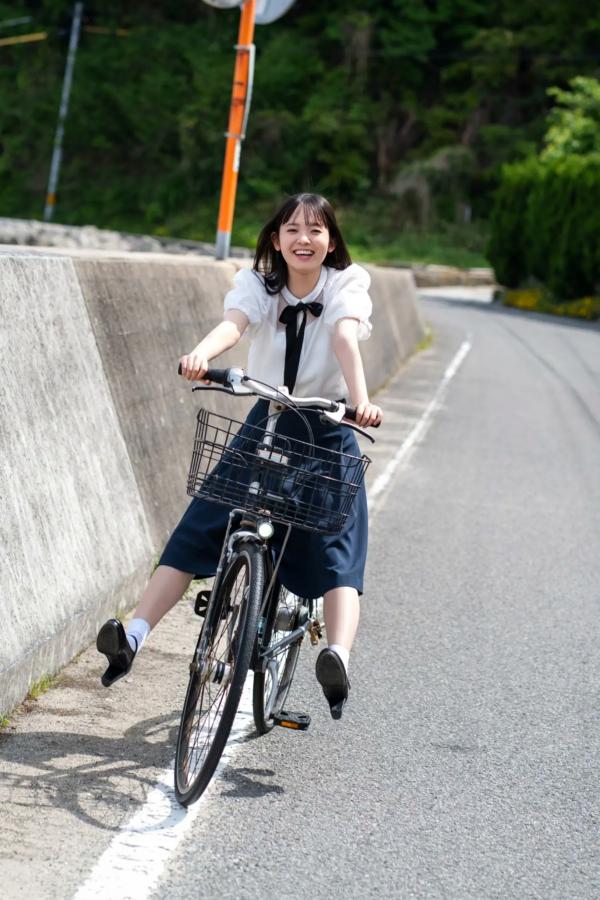   楡井希実 - 初表紙で予測不能の爆発が起きた！日系清纯户外和服治愈写真第3张图片