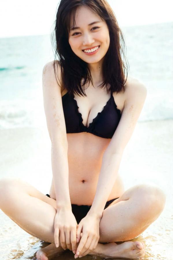   《山下美月 - ヒロイン》海边黑色比基尼与浴室甜美写真第1张图片