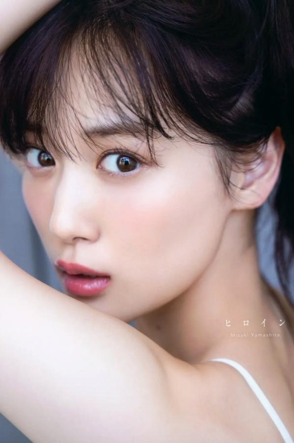   《山下美月 - ヒロイン》海边黑色比基尼与浴室甜美写真第3张图片