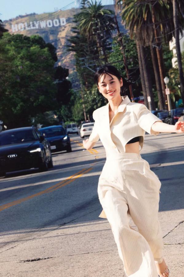   《山下美月 - ヒロイン》海边黑色比基尼与浴室甜美写真第8张图片