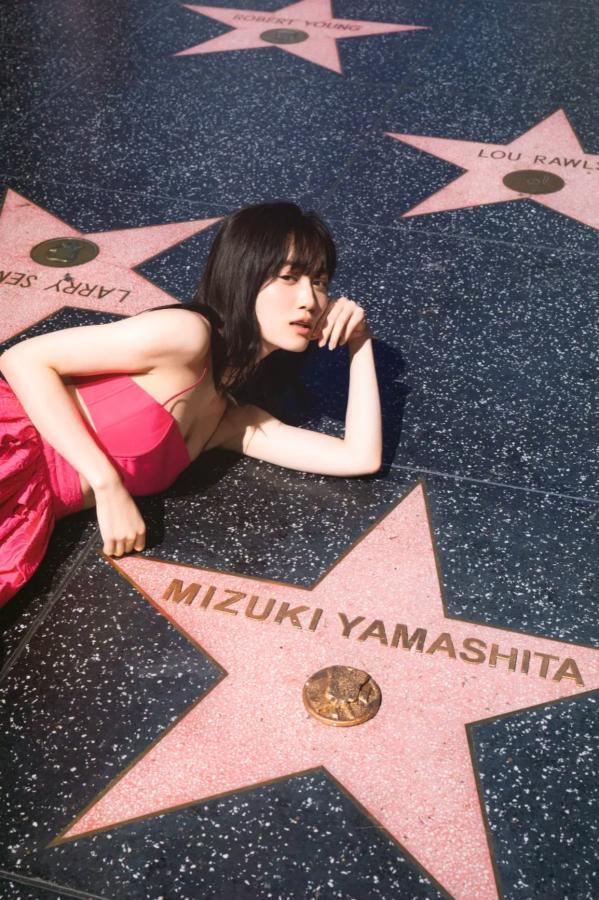   《山下美月 - ヒロイン》海边黑色比基尼与浴室甜美写真第20张图片