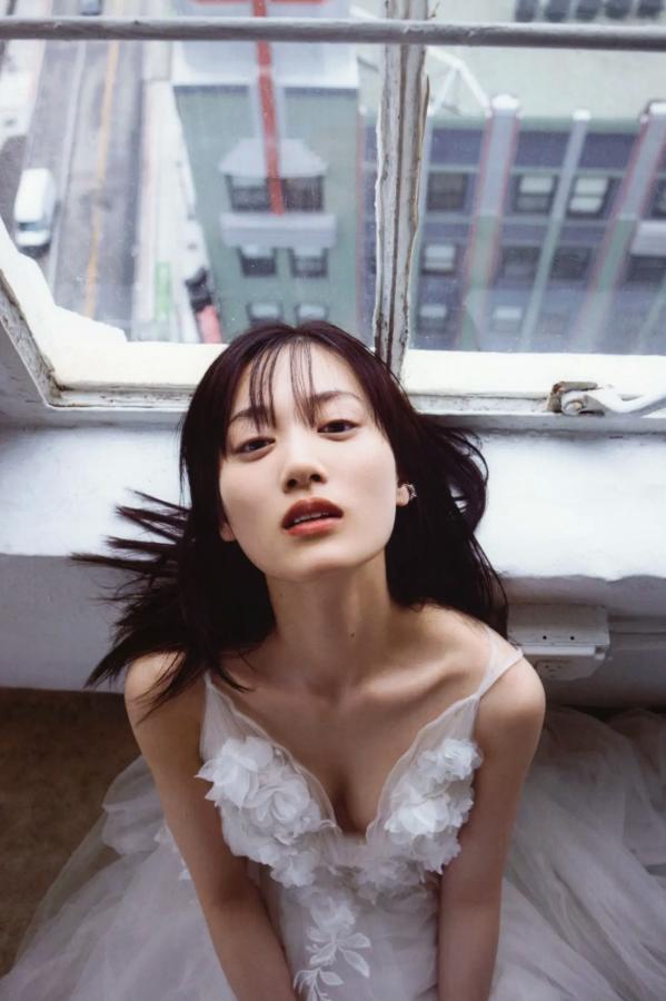   《山下美月 - ヒロイン》海边黑色比基尼与浴室甜美写真第84张图片