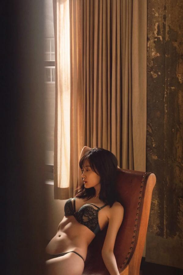   《山下美月 - ヒロイン》海边黑色比基尼与浴室甜美写真第86张图片