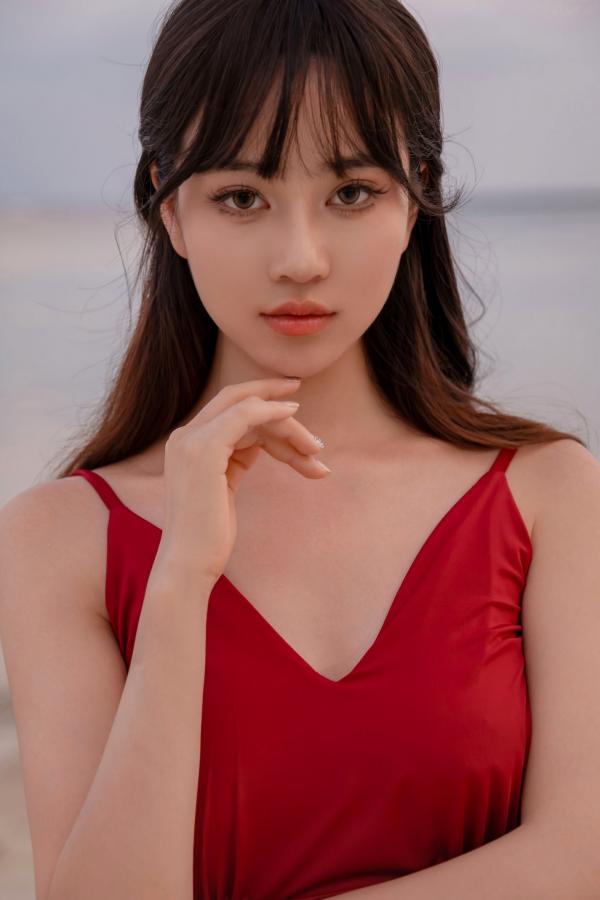   《年年-言遇》户外无圣光红裙性感写真 泳池畔大尺度女神美图第1张图片