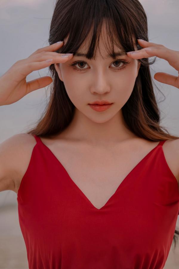   《年年-言遇》户外无圣光红裙性感写真 泳池畔大尺度女神美图第3张图片