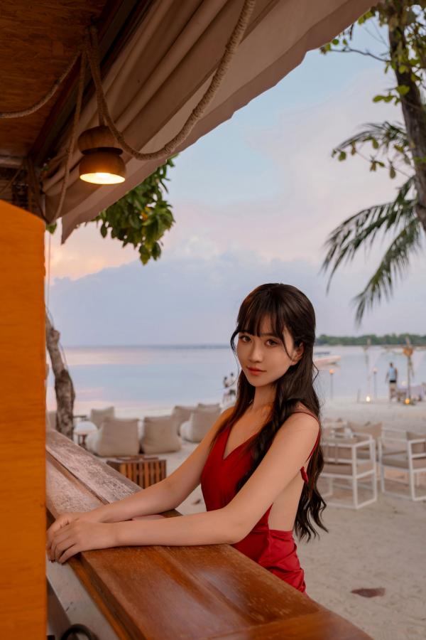   《年年-言遇》户外无圣光红裙性感写真 泳池畔大尺度女神美图第6张图片