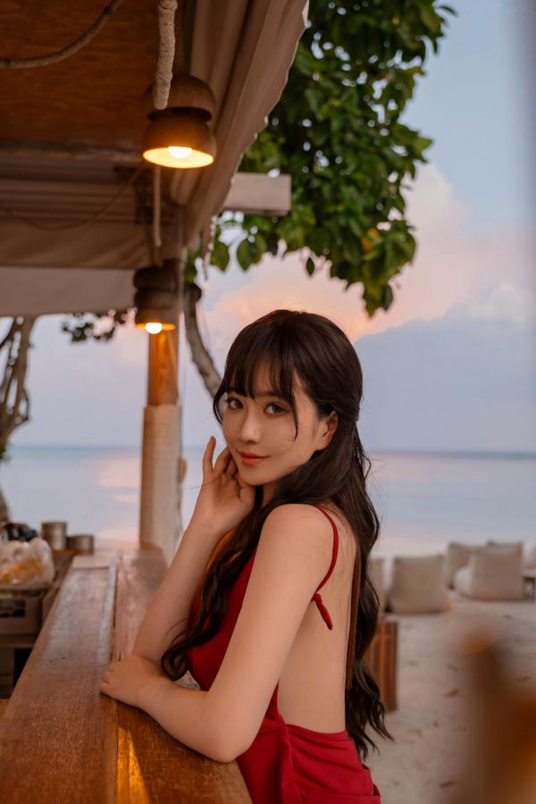   《年年-言遇》户外无圣光红裙性感写真 泳池畔大尺度女神美图第9张图片