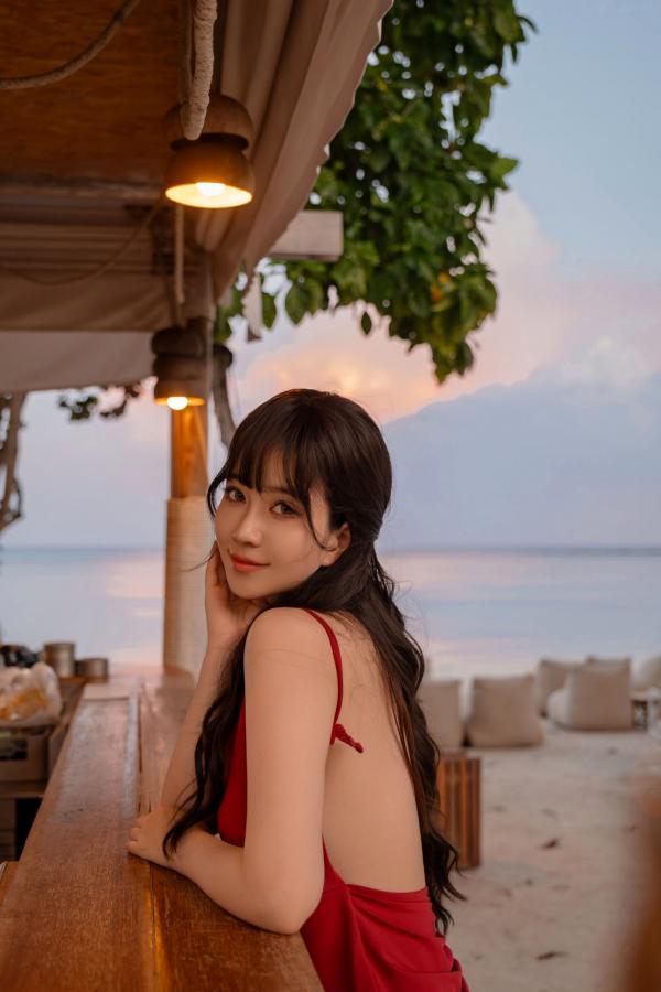   《年年-言遇》户外无圣光红裙性感写真 泳池畔大尺度女神美图第10张图片