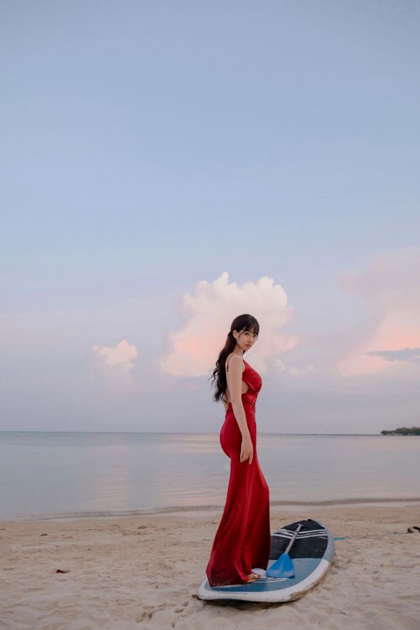   《年年-言遇》户外无圣光红裙性感写真 泳池畔大尺度女神美图第18张图片