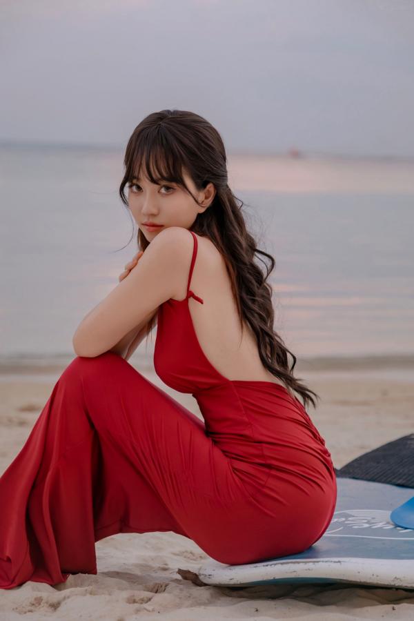   《年年-言遇》户外无圣光红裙性感写真 泳池畔大尺度女神美图第20张图片