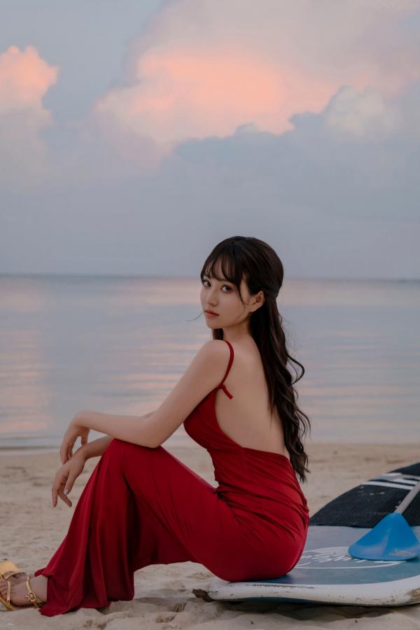   《年年-言遇》户外无圣光红裙性感写真 泳池畔大尺度女神美图第21张图片