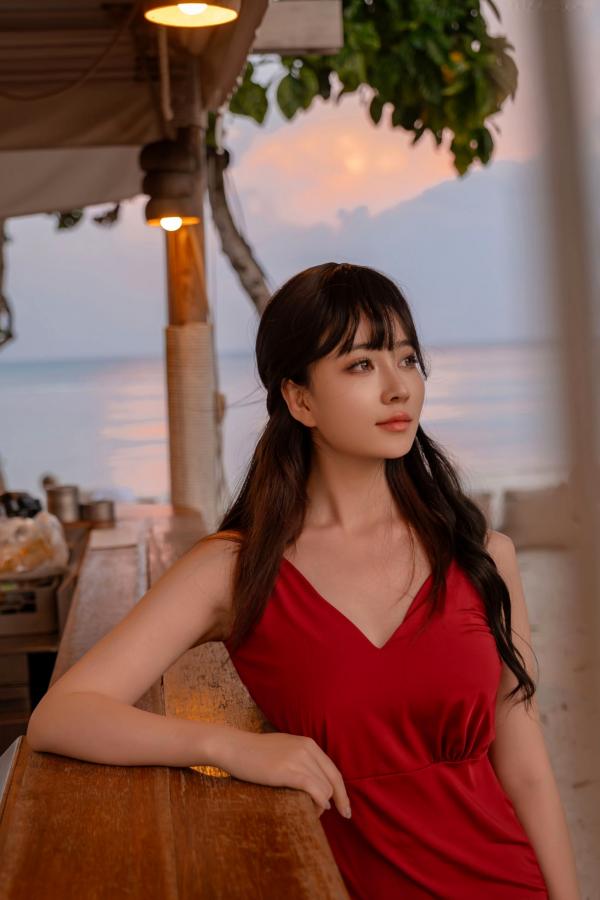   《年年-言遇》户外无圣光红裙性感写真 泳池畔大尺度女神美图第22张图片