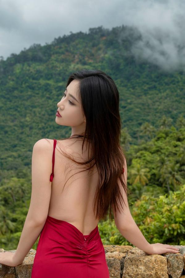   《年年-言遇》户外无圣光红裙性感写真 泳池畔大尺度女神美图第25张图片