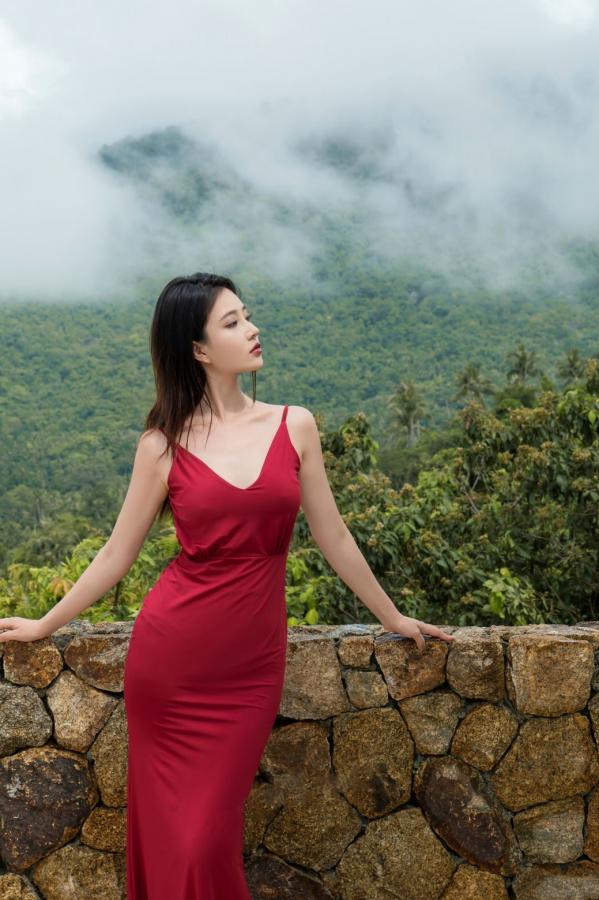   《年年-言遇》户外无圣光红裙性感写真 泳池畔大尺度女神美图第62张图片