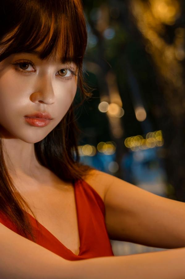   《年年-言遇》户外无圣光红裙性感写真 泳池畔大尺度女神美图第67张图片