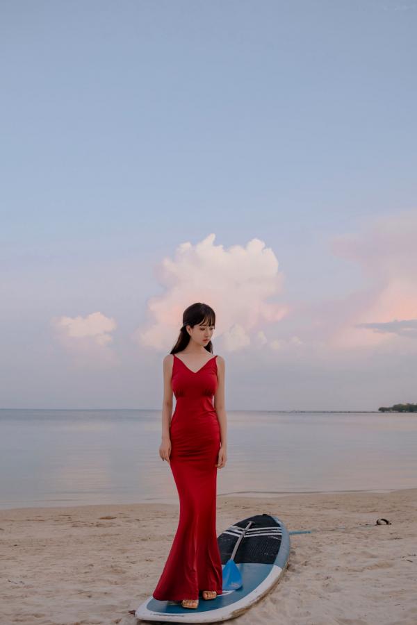   《年年-言遇》户外无圣光红裙性感写真 泳池畔大尺度女神美图第72张图片