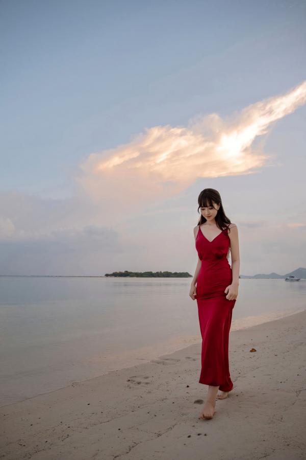   《年年-言遇》户外无圣光红裙性感写真 泳池畔大尺度女神美图第74张图片