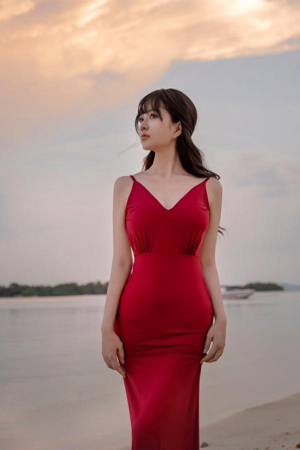   《年年-言遇》户外无圣光红裙性感写真 泳池畔大尺度女神美图第75张图片