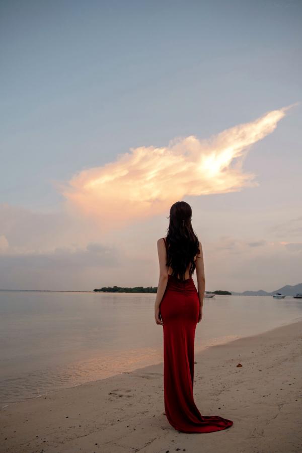   《年年-言遇》户外无圣光红裙性感写真 泳池畔大尺度女神美图第77张图片