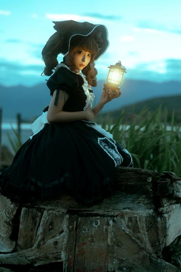   蠢沫沫-洱海黑色哥特洛丽塔提灯写真 湖畔暮色暗黑少女角色扮演第3张图片