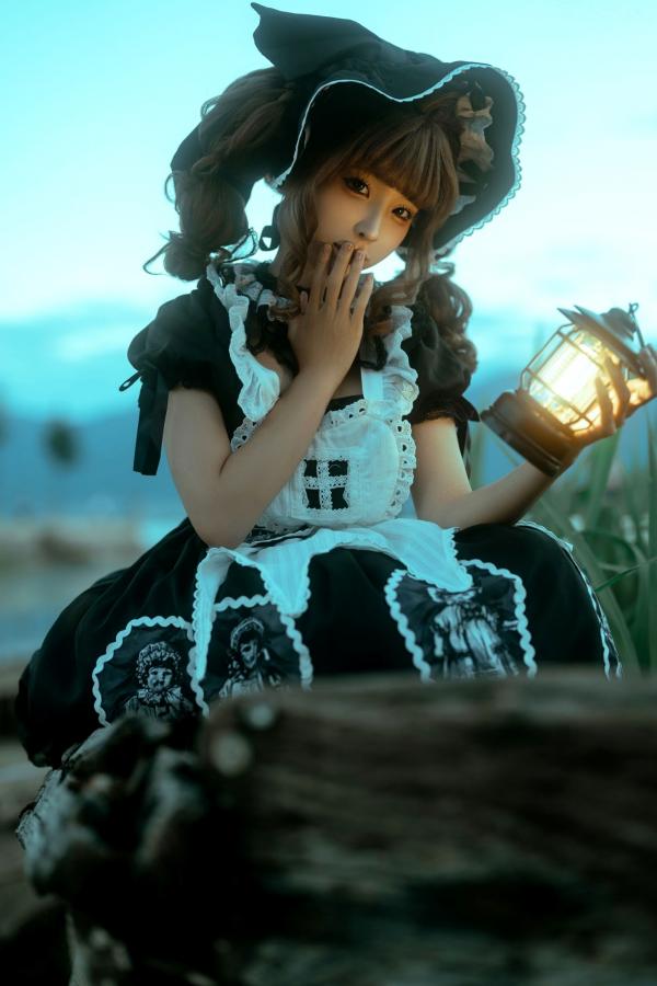   蠢沫沫-洱海黑色哥特洛丽塔提灯写真 湖畔暮色暗黑少女角色扮演第5张图片