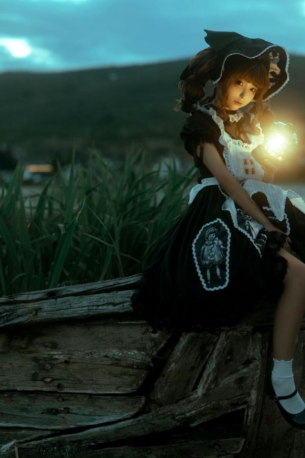   蠢沫沫-洱海黑色哥特洛丽塔提灯写真 湖畔暮色暗黑少女角色扮演第6张图片