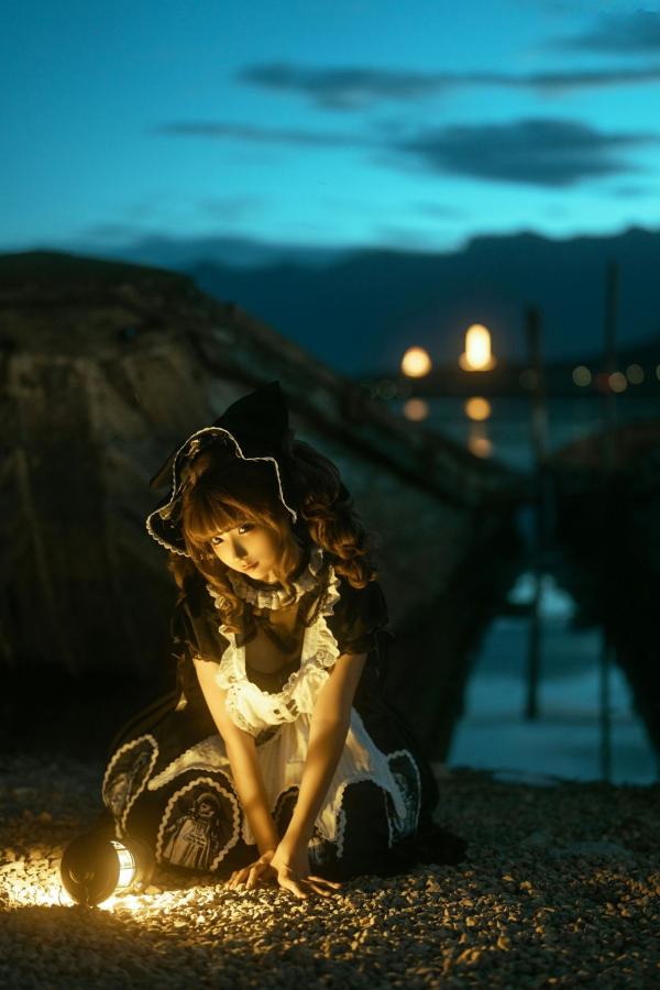   蠢沫沫-洱海黑色哥特洛丽塔提灯写真 湖畔暮色暗黑少女角色扮演第12张图片