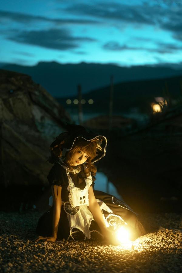   蠢沫沫-洱海黑色哥特洛丽塔提灯写真 湖畔暮色暗黑少女角色扮演第14张图片