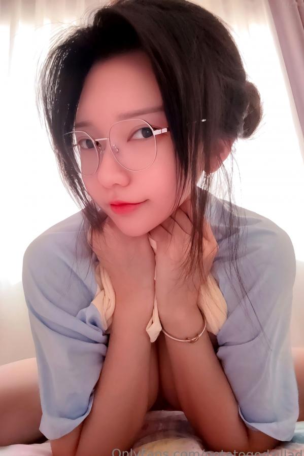 Potato Godzilla  Potato-Godzilla-OnlyFans-Nude-Oct-2025 室内居家私房童颜巨乳大尺度诱惑写真第1张图片