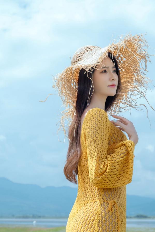 年年Nnian 年年  《年年-夏麓》湖畔草地黄色比基尼性感写真 清新女神大片第1张图片