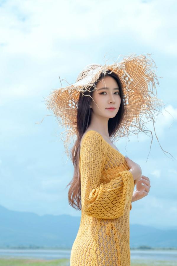 年年Nnian 年年  《年年-夏麓》湖畔草地黄色比基尼性感写真 清新女神大片第2张图片