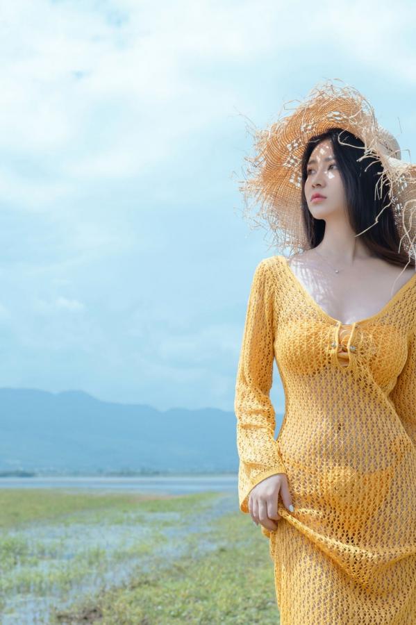年年Nnian 年年  《年年-夏麓》湖畔草地黄色比基尼性感写真 清新女神大片第3张图片