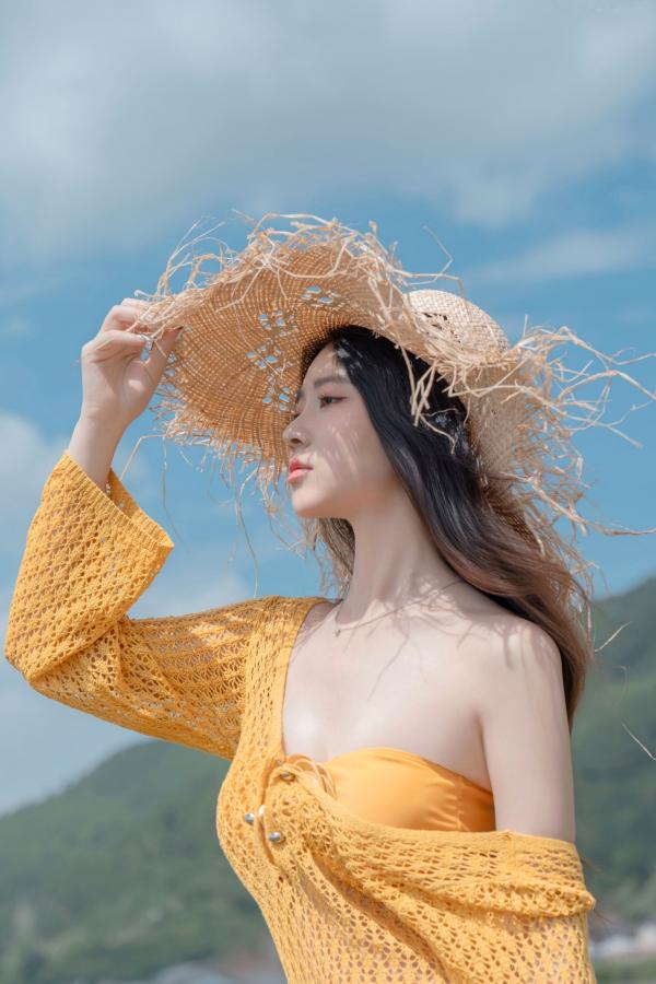 年年Nnian 年年  《年年-夏麓》湖畔草地黄色比基尼性感写真 清新女神大片第5张图片